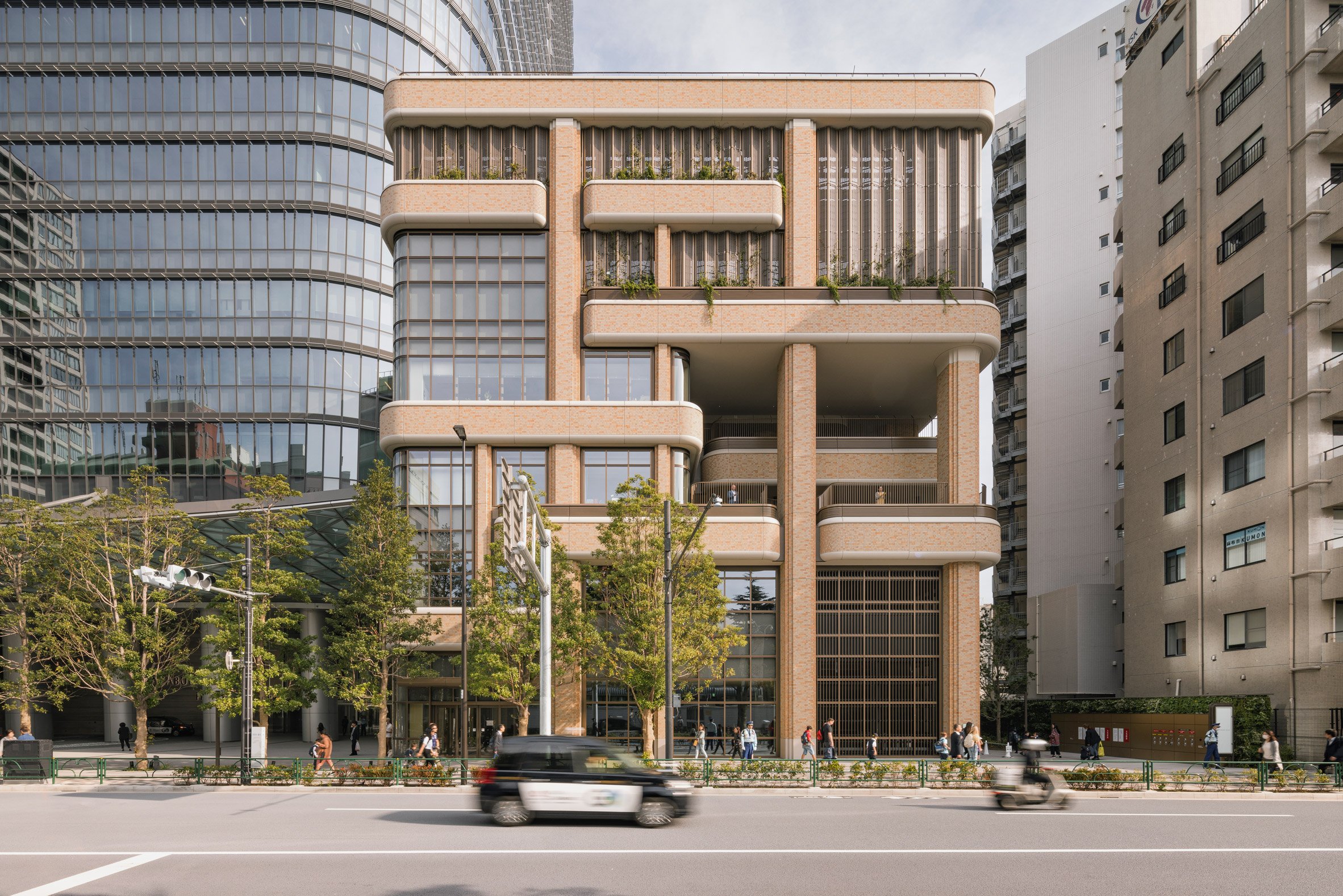 Front elevation of The British School in Tokyo in Azabudai Hills by Heatherwick Studio