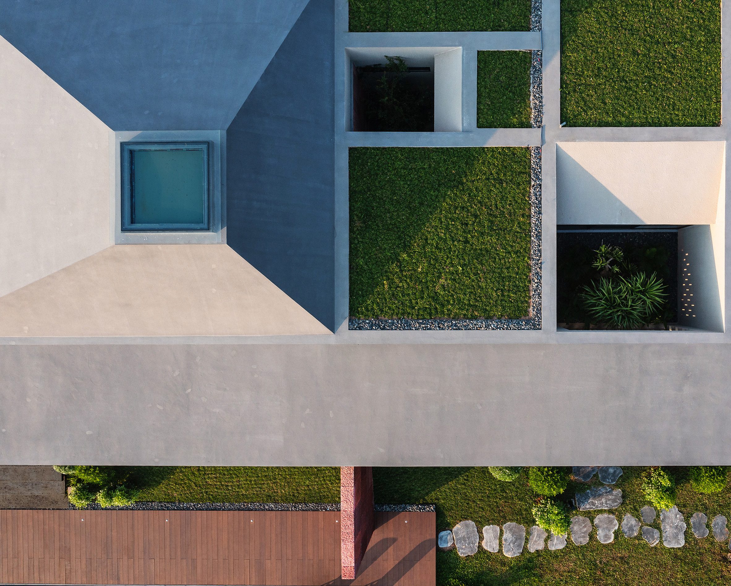 Pyramidal roof and skylight at home by APDI Architects