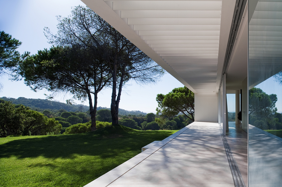 House in Melides by Pedro Reis Arquitecto, Melides, Portugal, featuring Vitrocsa glass windows