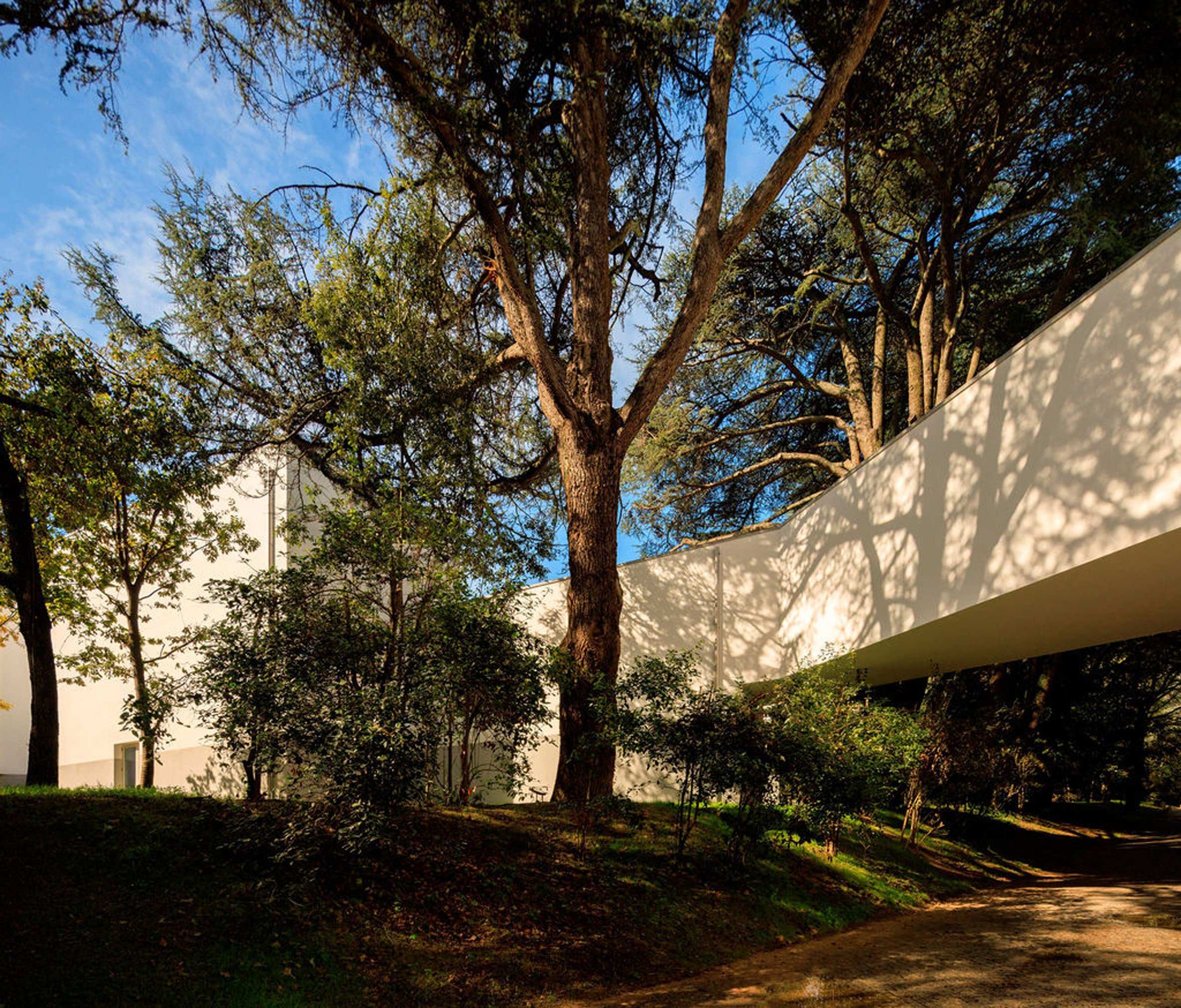 Álvaro Siza Wing bridging over to the Serralves Museum