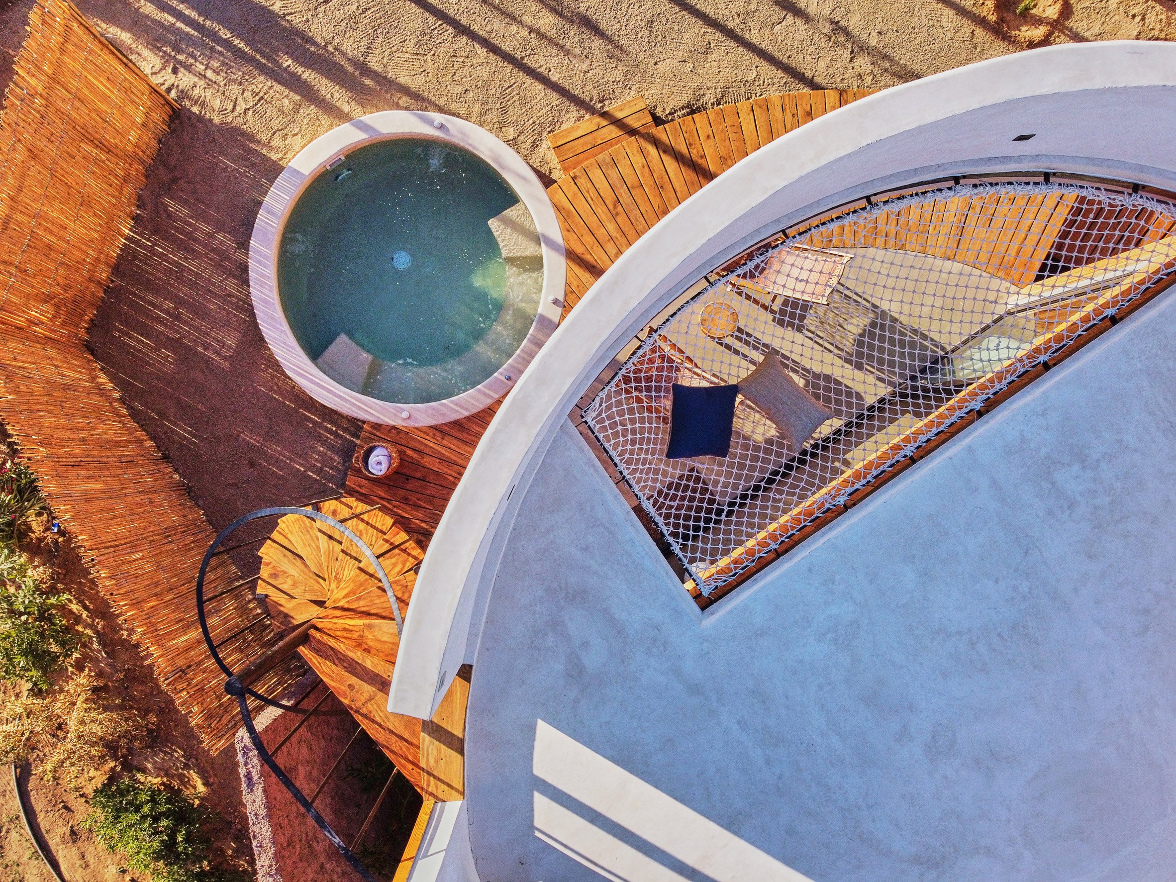 Round jacuzzi in cabin garden