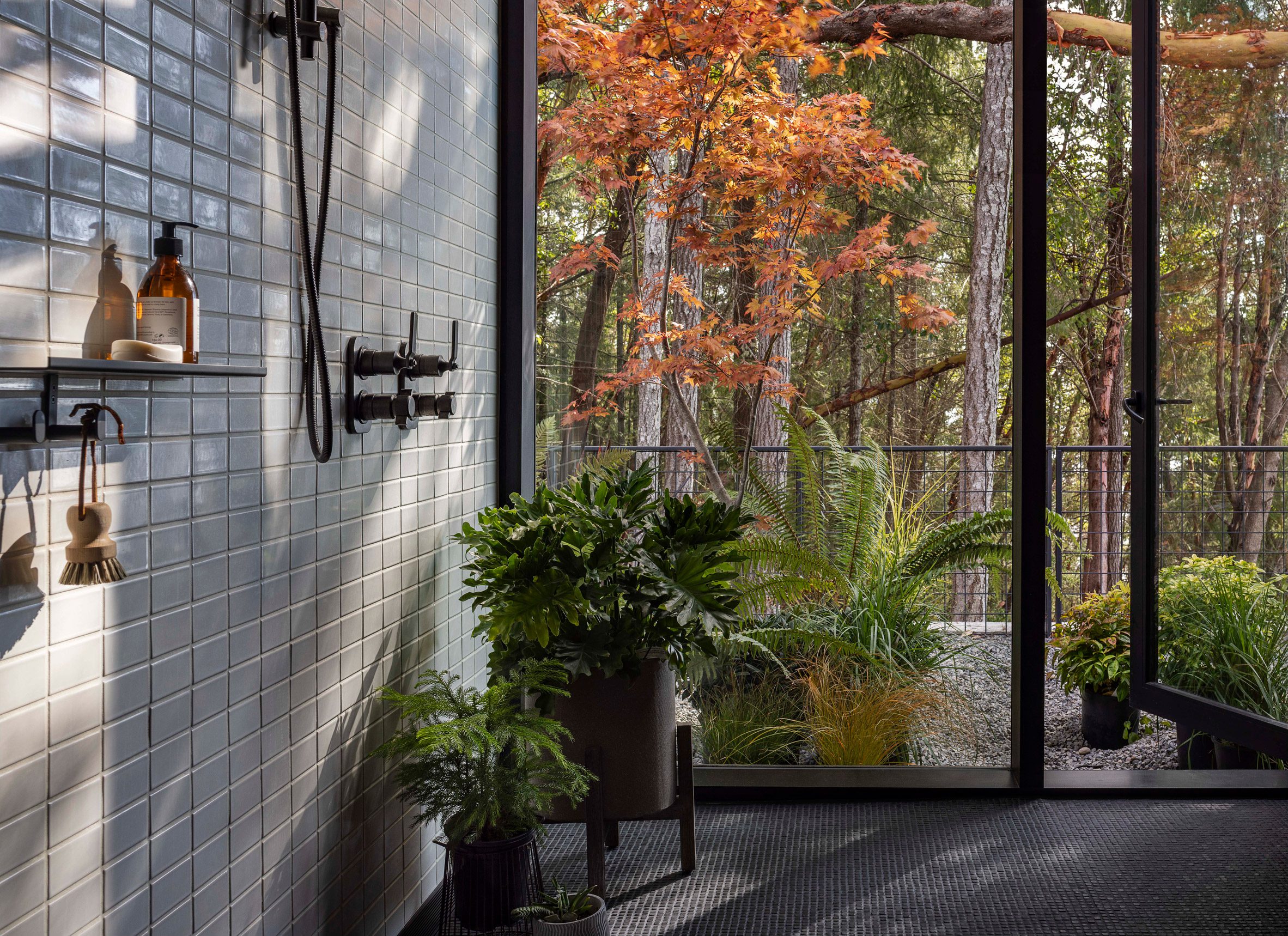 Bathroom with subtle material palette