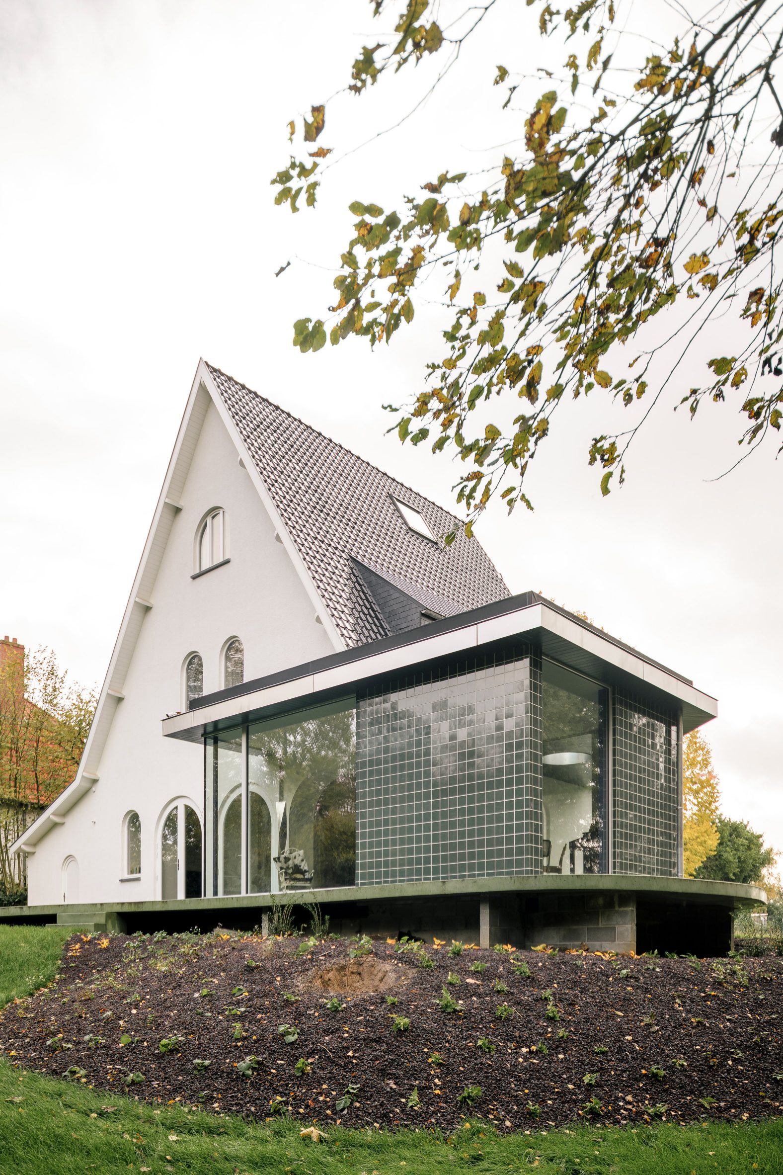 Green-tiled home extension in Belgium by Madam Architectuur