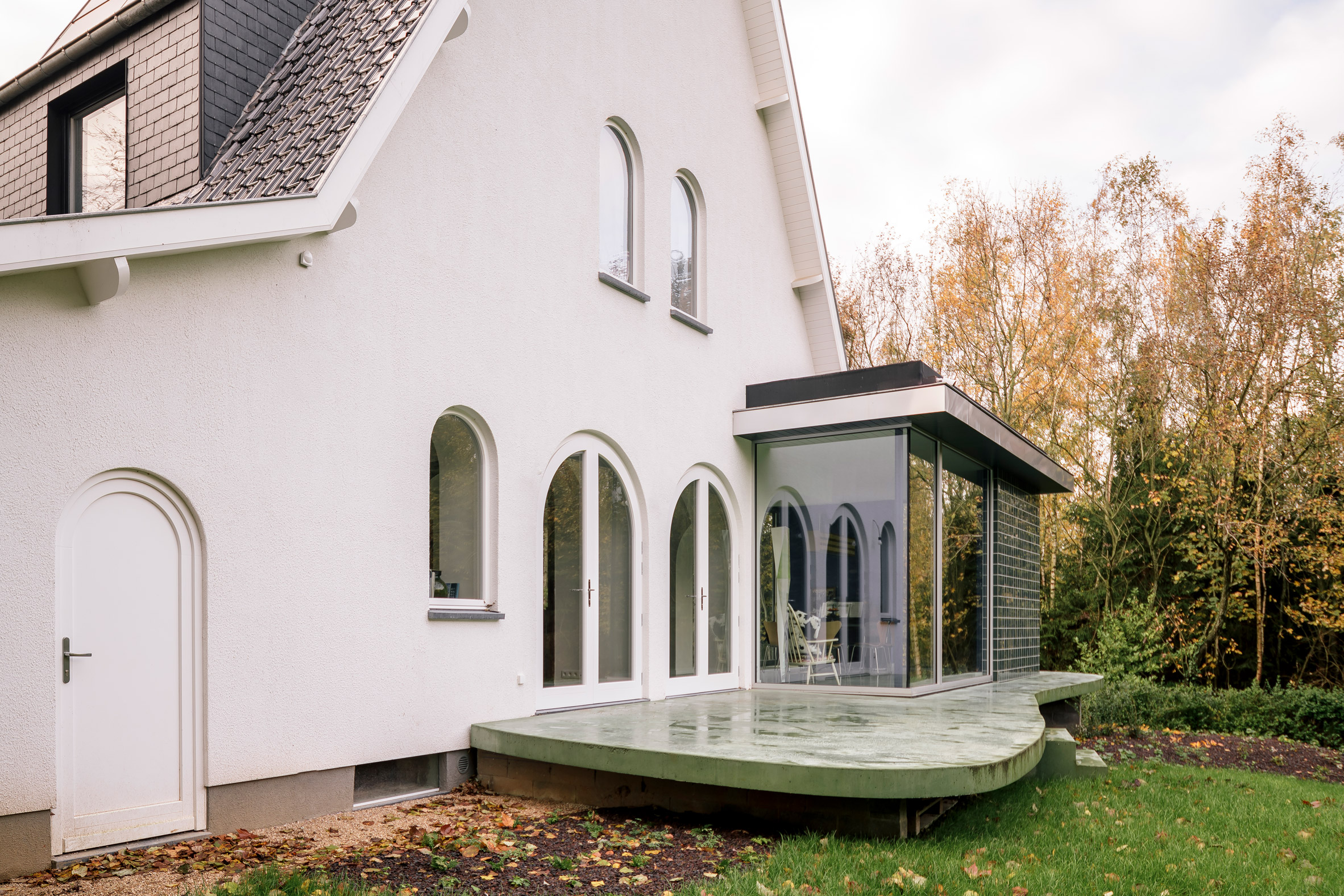Curved terrace with a house extension by Madam Architectuur