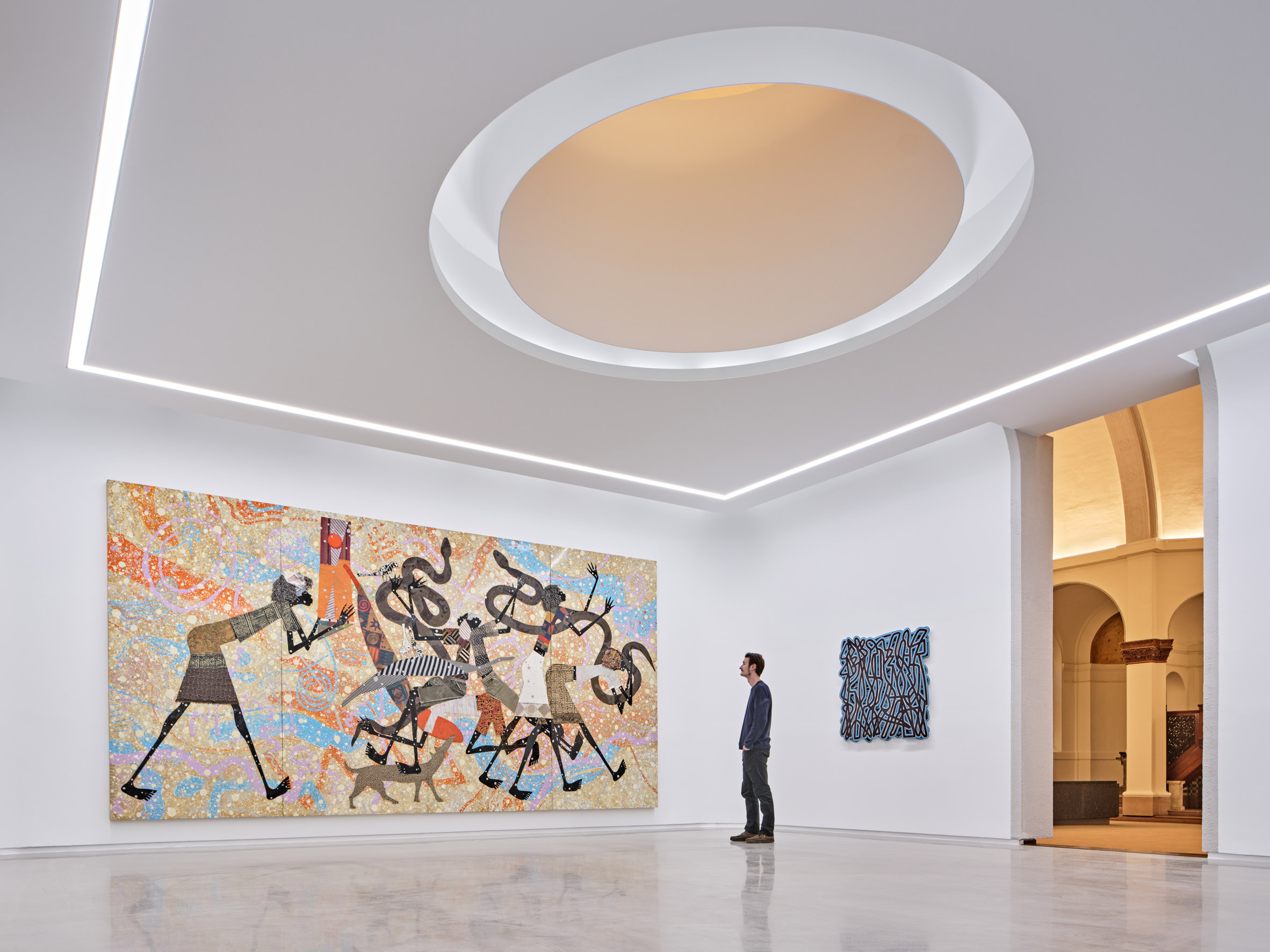 Person in gallery with oculus above