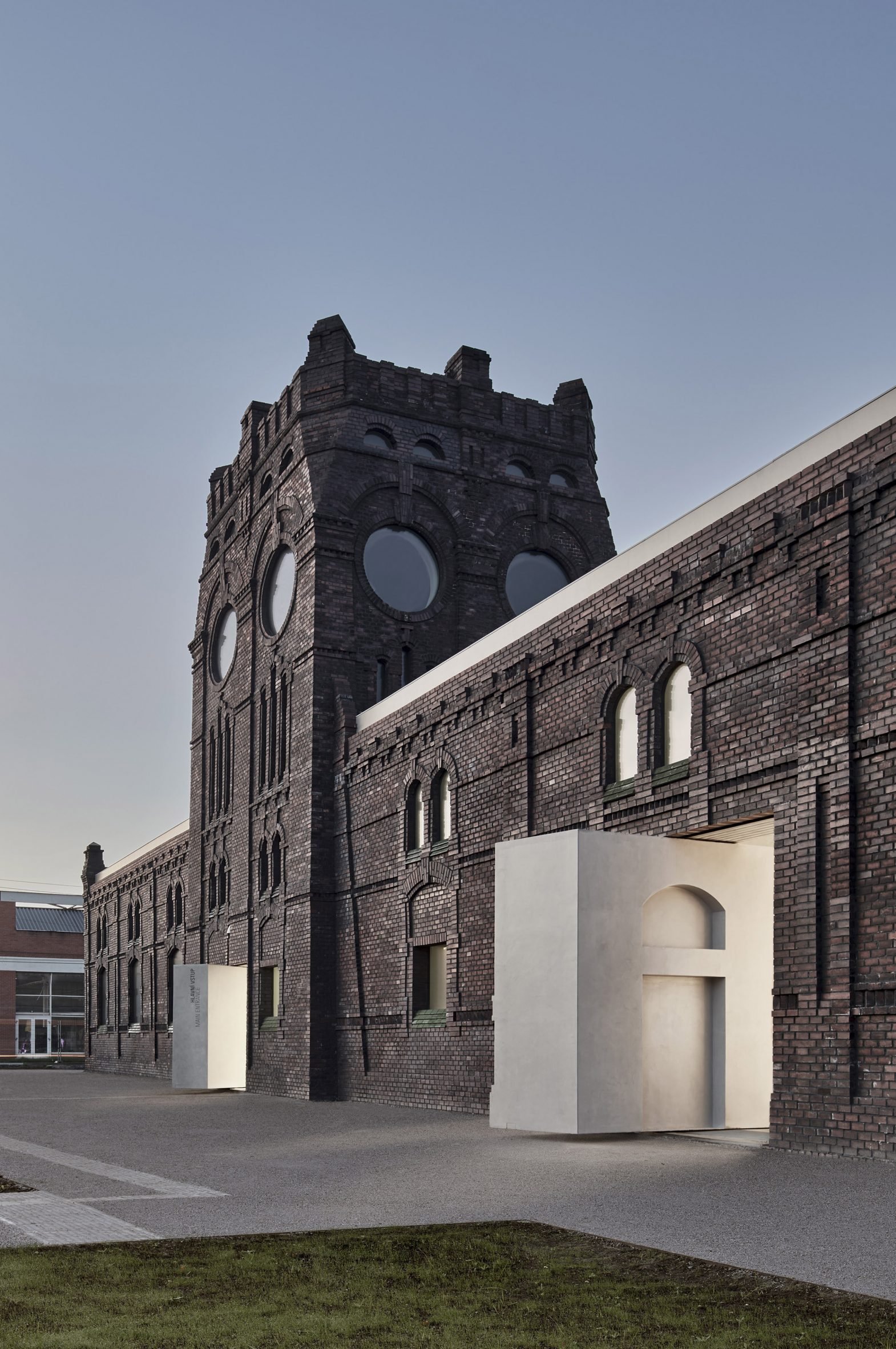 Plato Contemporary Art Gallery by KWK Promes