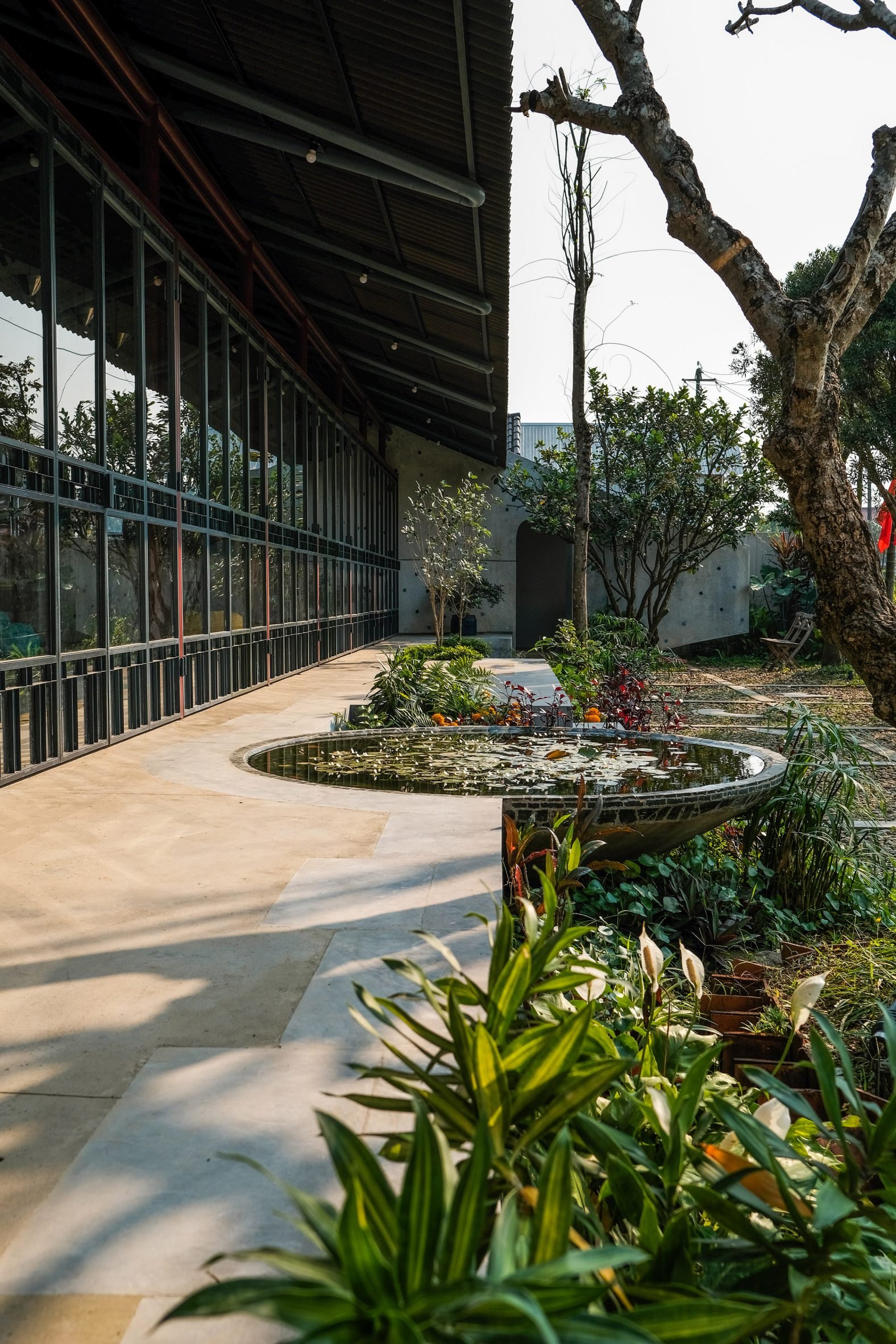 Courtyard space within Vietnamese holiday home by Studio Voi