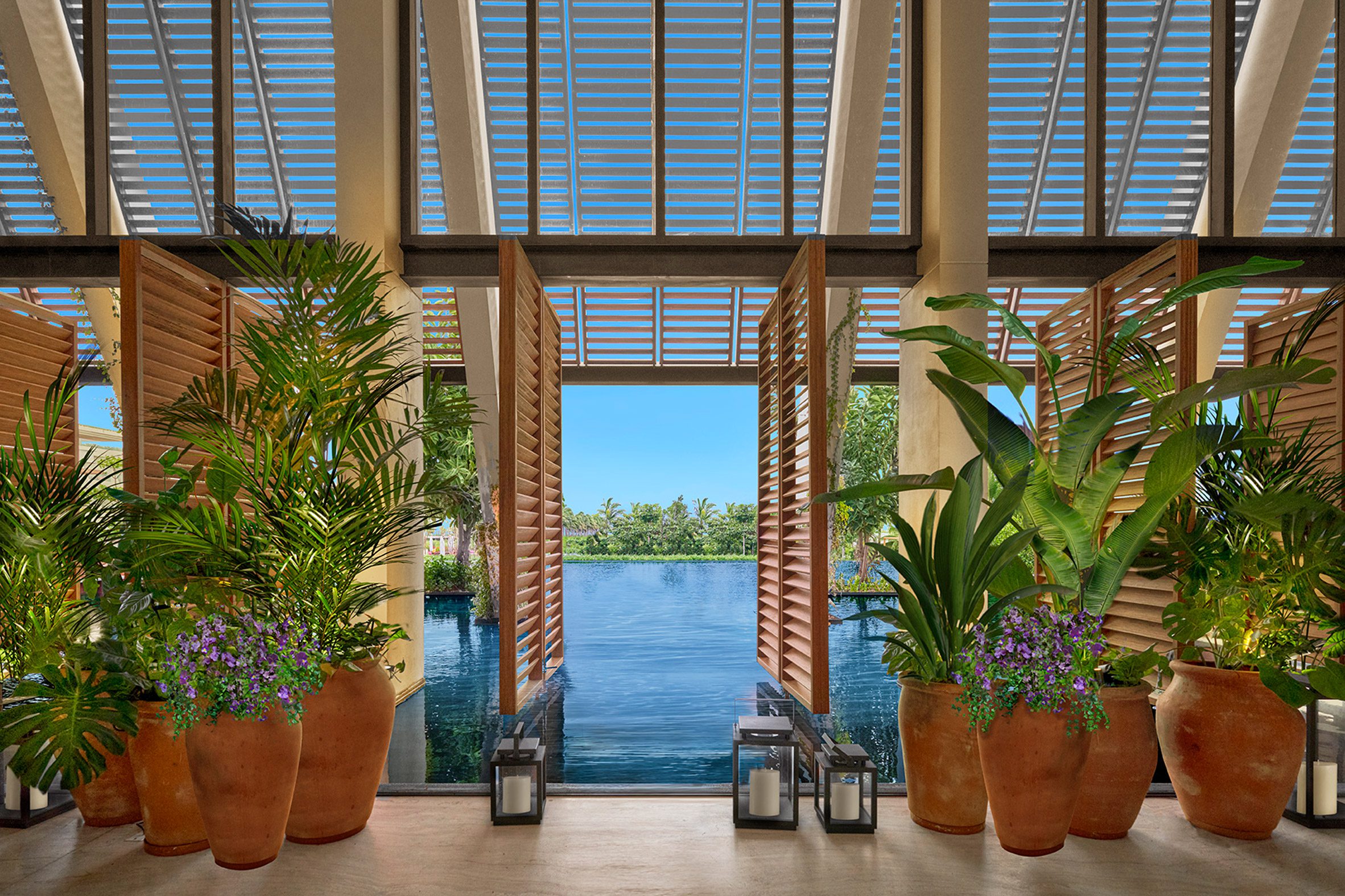 Hotel lobby with pivoting louvred panels