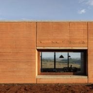 Rammed earth house by Arquipélago Arquitetos