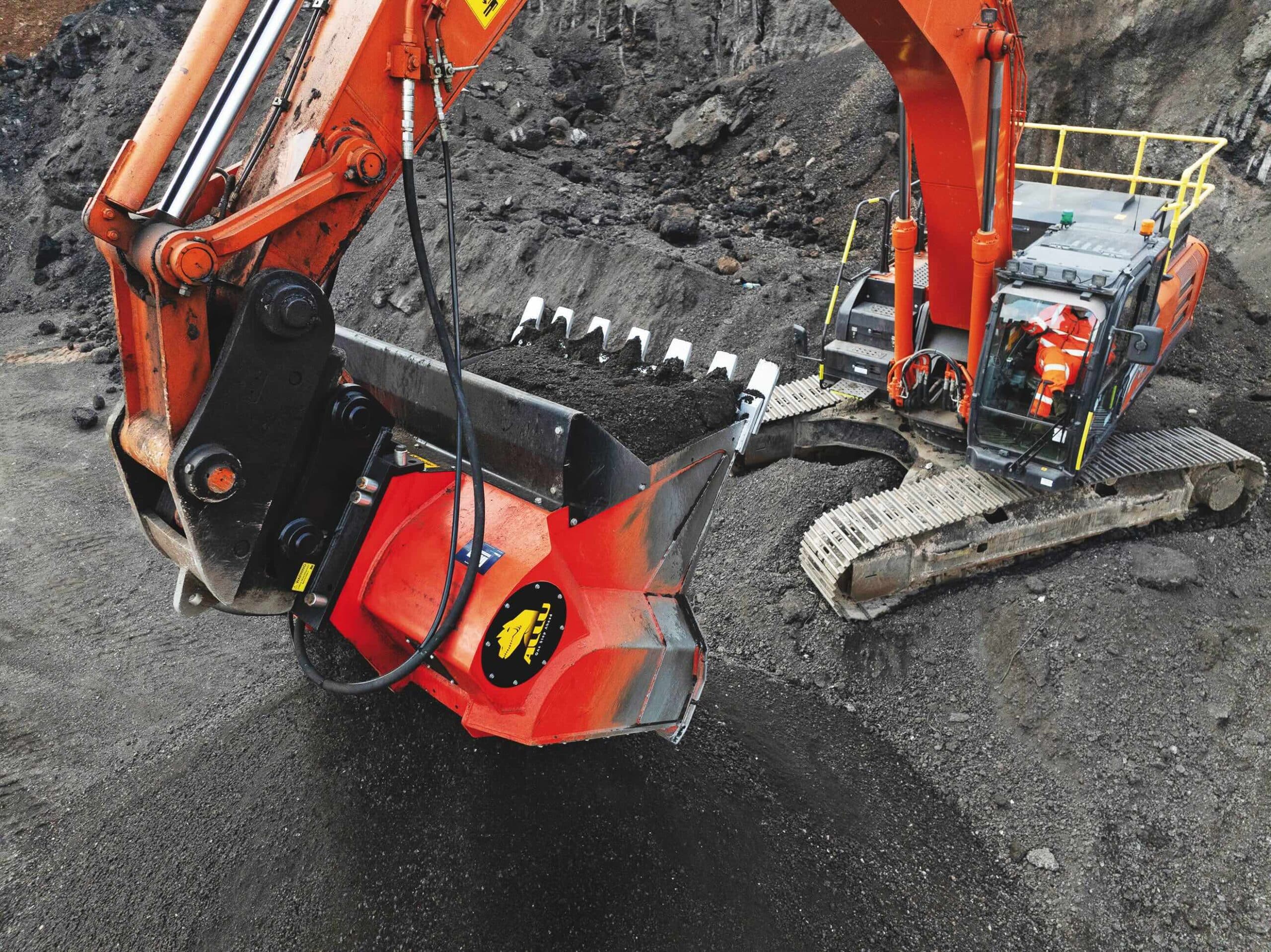 The bucket has nominal screen sizes of 12, 16, and 25 millimetres. Images: Total Rockbreaking Solutions.