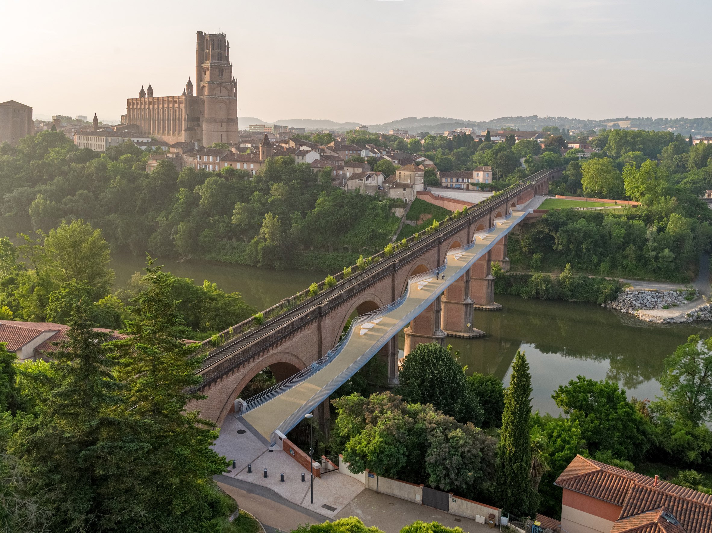 Albi footbridge built on a viaduct by New and Partners