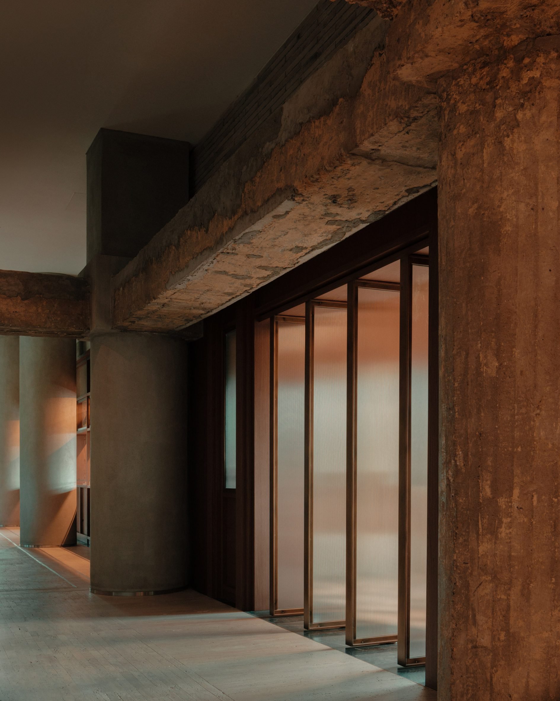 Glass partitions in the Telegraph Hotel 