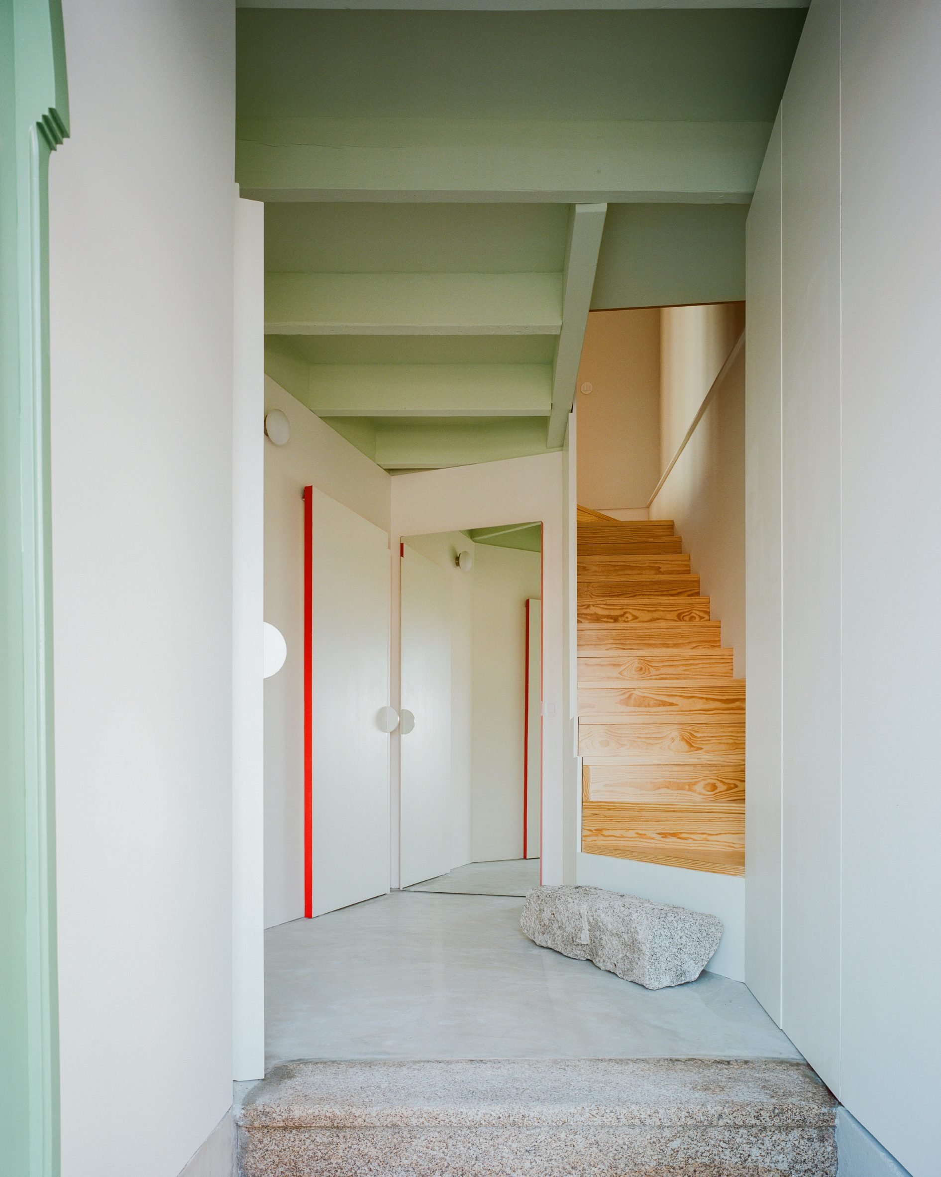 Entrance interior of Portuguese holiday home by Atelier Local