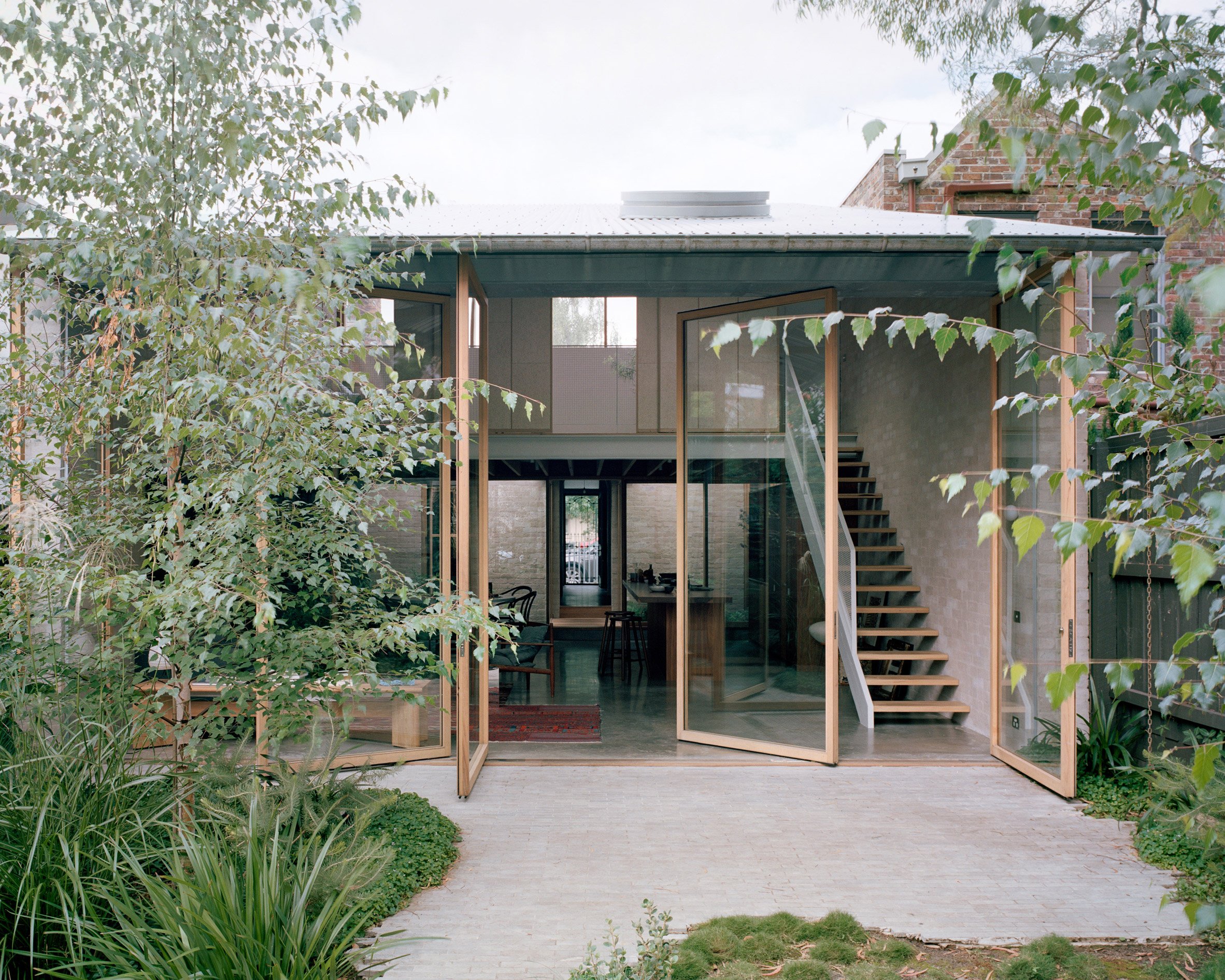 Cottage extension in Australia with rotating glass doors by Lovell Burton