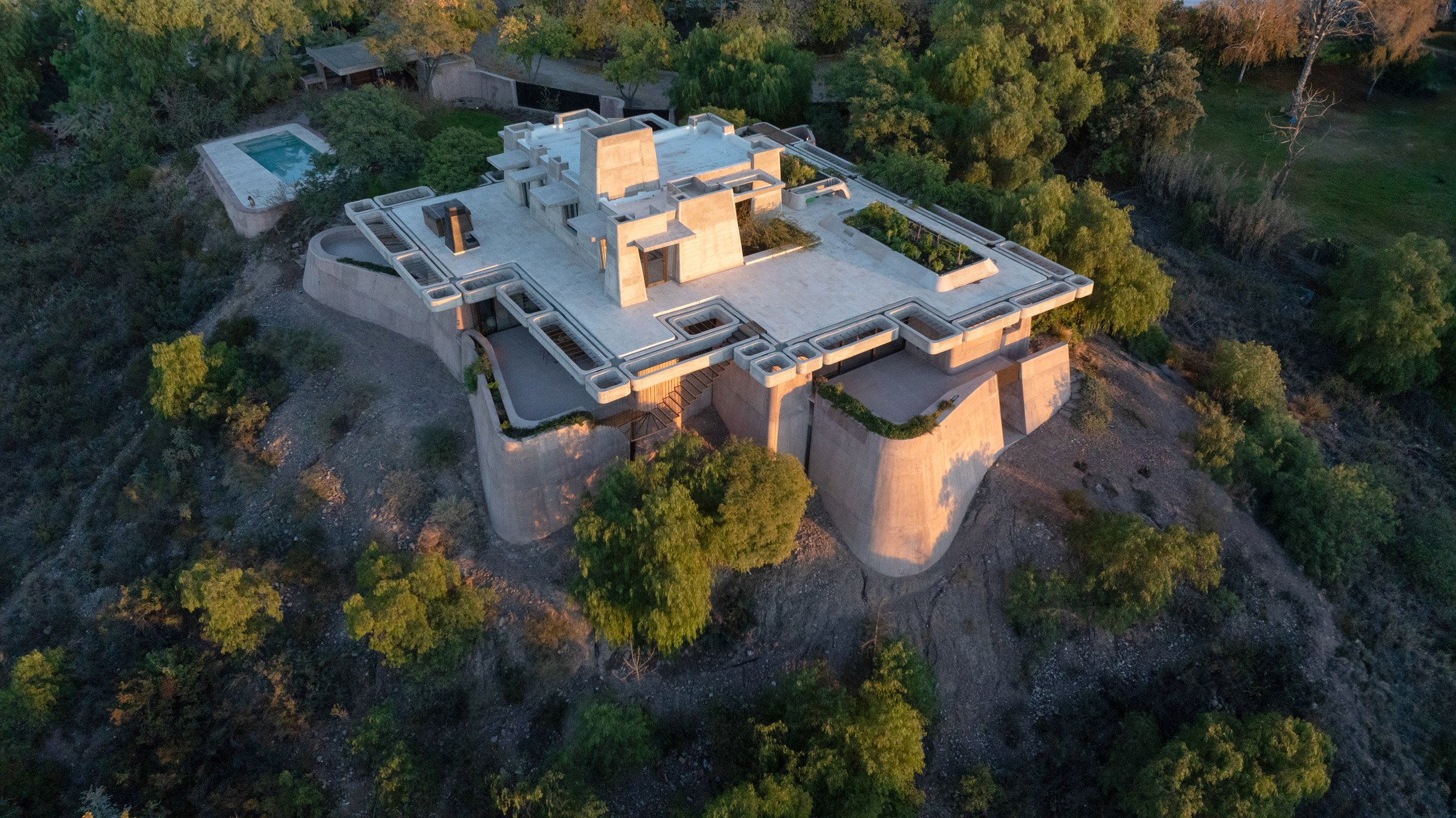 Curved concrete house by OF Studio