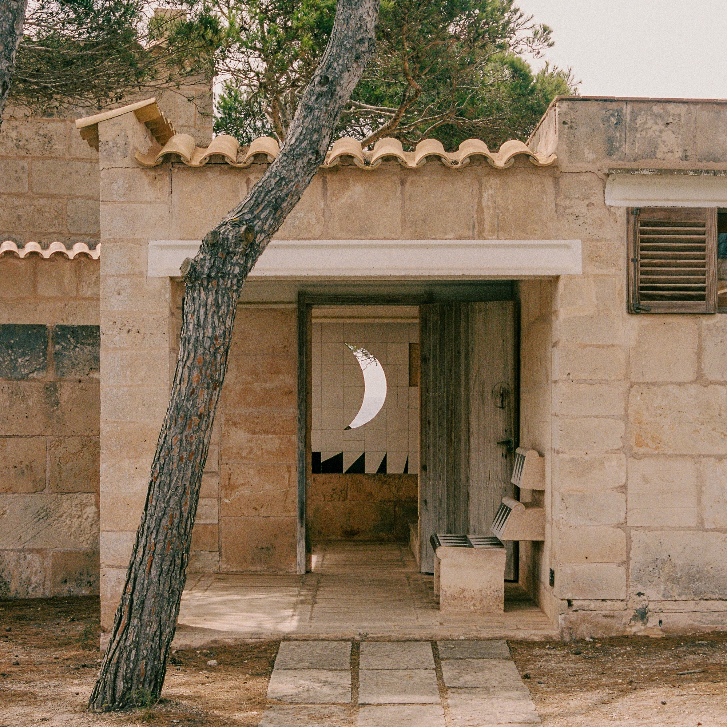 Entrace to Jørn Utzon's Can Lis photographed by Alex Dormon