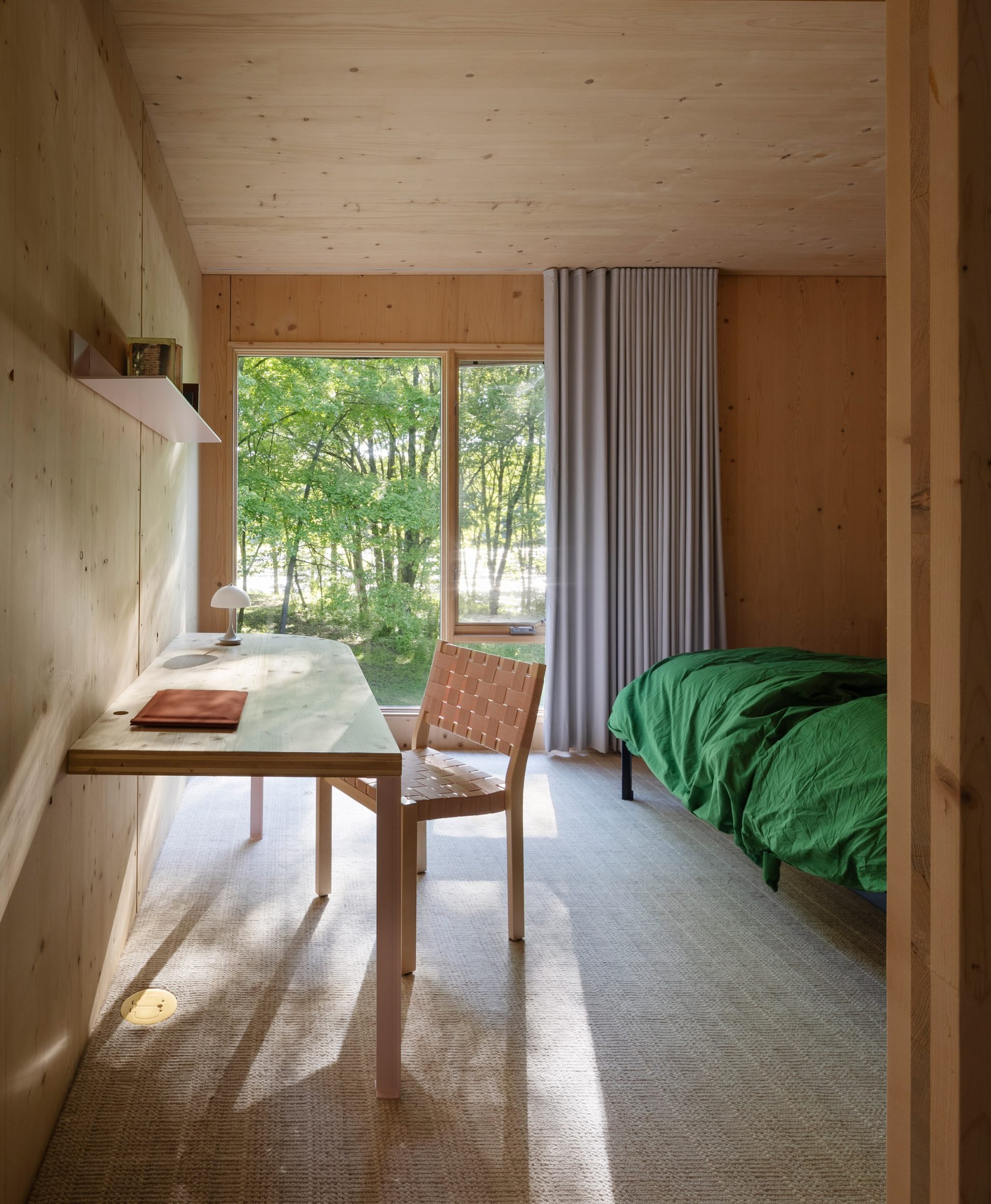 Bedroom of house in Hudson Valley by nArchitects