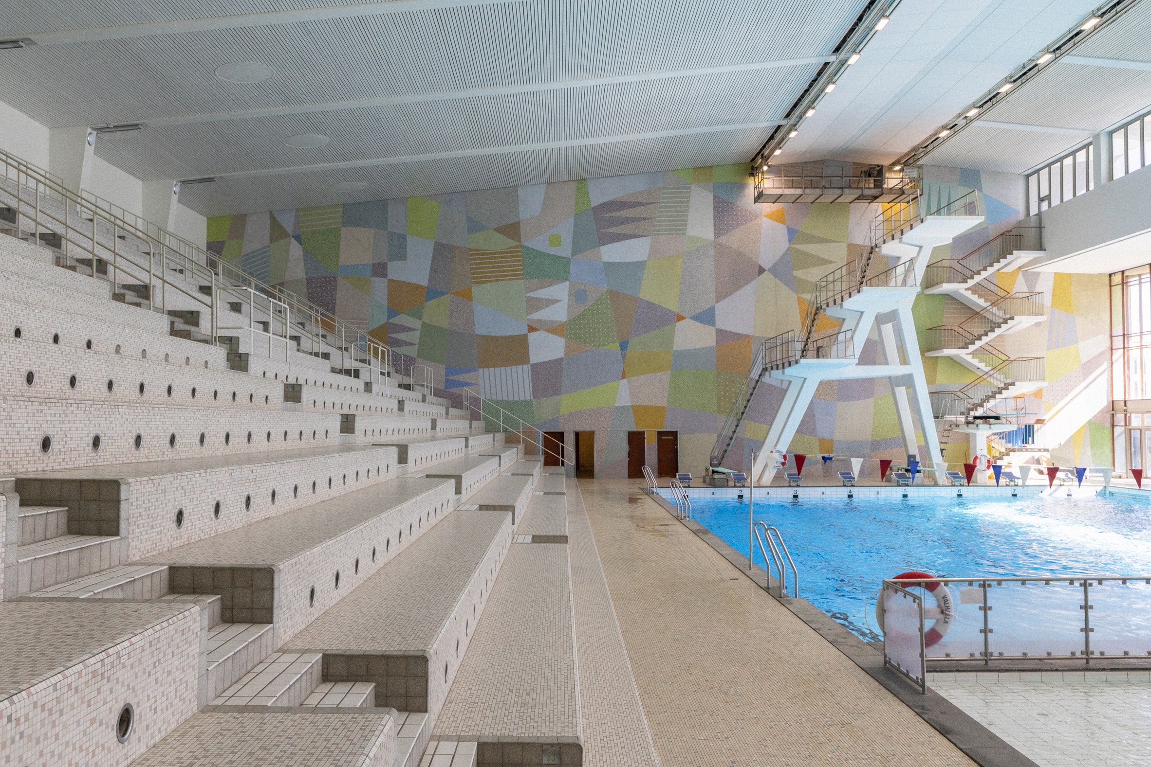 Seats in Swedish swimming pool