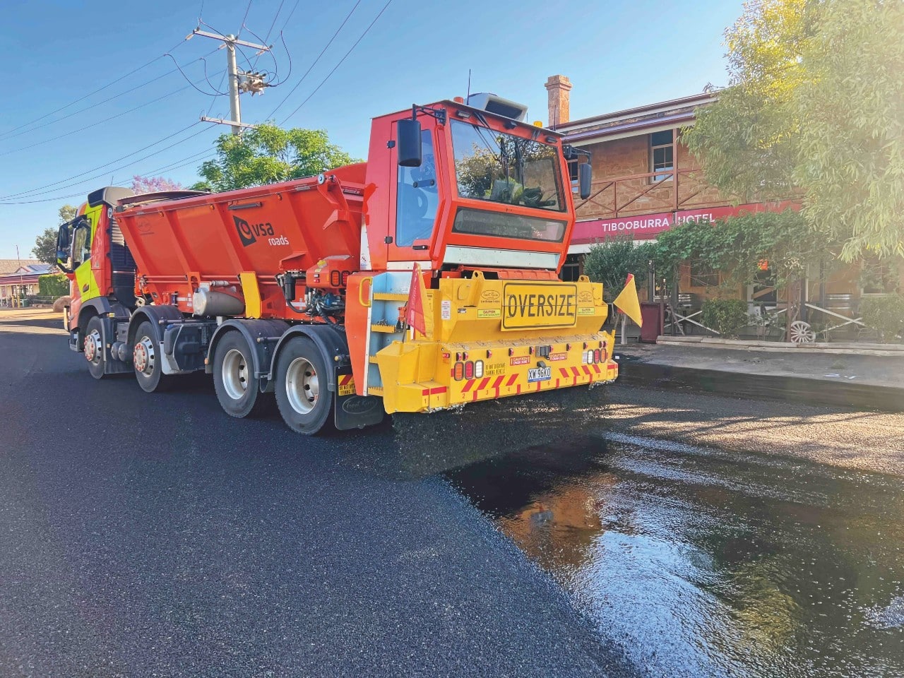 The Road Ant is a dual-controlled machine that enables contractors to spread aggregates in a forward moving direction.